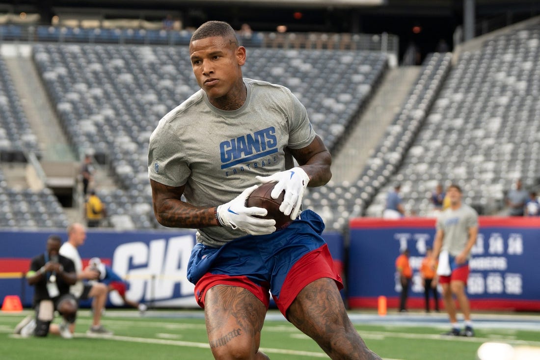 Aug 18, 2023; East Rutherford, NJ, USA; The Carolina Panthers vs. the New York Giants in an NFL preseason game at MetLife Stadium. New York Giants Darren Waller before the start of the game. Mandatory Credit: Michael Karas-The Record