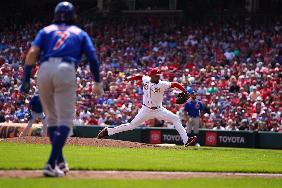 Eighth-inning barrage powers Cubs to 15-7 rout of Reds and a split