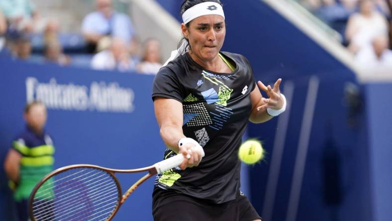 Sep 4, 2023; Flushing, NY, USA; Ons Jabeur of Tunisia hits to Qinwen Zheng of China on day eight of the 2023 U.S. Open tennis tournament at USTA Billie Jean King National Tennis Center. Mandatory Credit: Danielle Parhizkaran-USA TODAY Sports