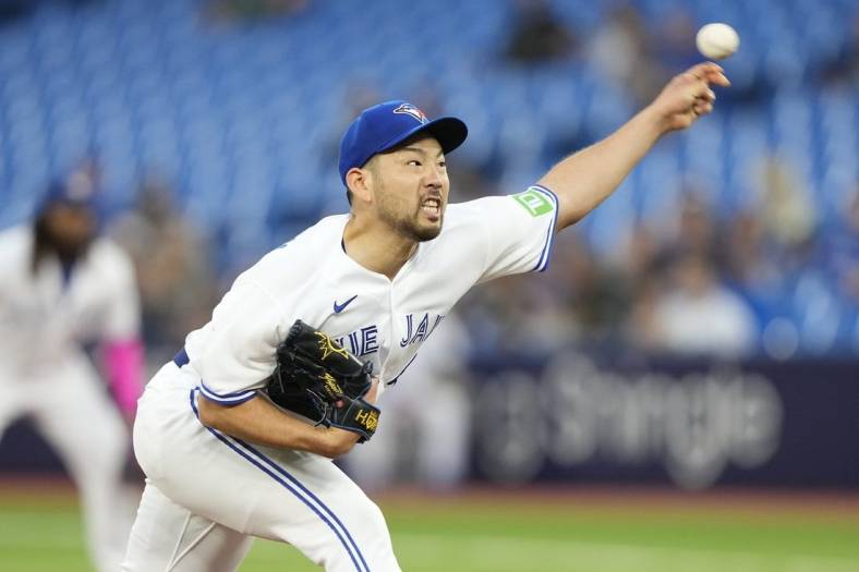 Clement and Springer hit RBI singles in the 8th in the Blue Jays