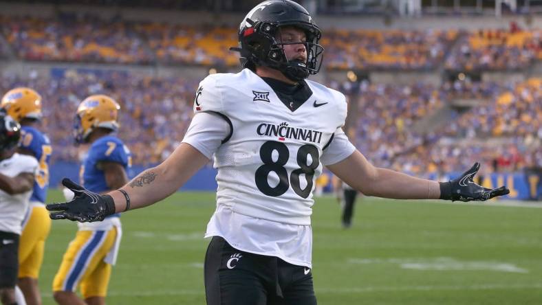 Cincinnati Bearcats tight end Payten Singletary (88) celebrates a touchdown during the first half aghast the Pittsburgh Panthers at Acrisure Stadium in Pittsburgh, PA on September 9, 2023