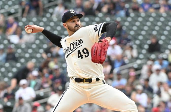 Adam Ottavino of the New York Mets delivers a pitch in the eighth inning  against the