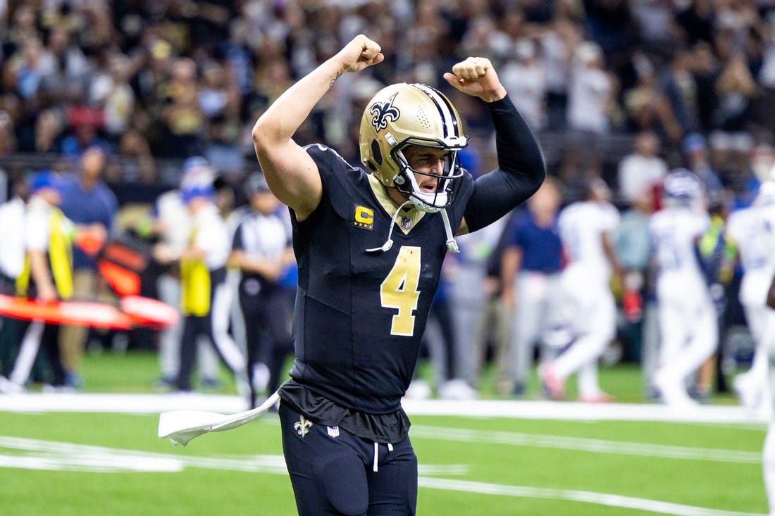 Saints edge Titans in Derek Carr's team debut