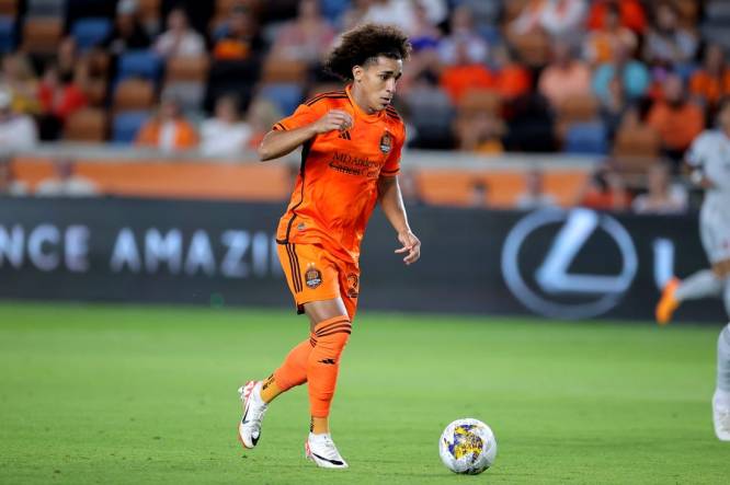 Sep 16, 2023; Houston, Texas, USA; Houston Dynamo FC midfielder Adalberto Carrasquilla (20) controls the ball against St. Louis City SC during the second half at Shell Energy Stadium. Mandatory Credit: Erik Williams-USA TODAY Sports
