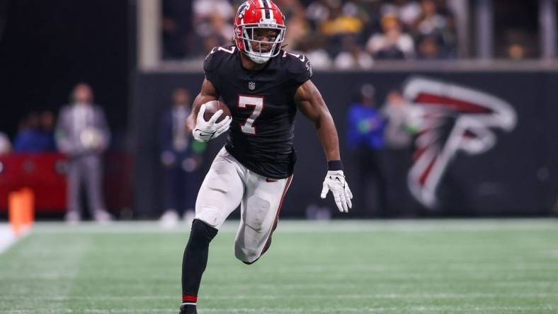 Sep 17, 2023; Atlanta, Georgia, USA; Atlanta Falcons running back Bijan Robinson (7) runs the ball against the Green Bay Packers in the second half at Mercedes-Benz Stadium. Mandatory Credit: Brett Davis-USA TODAY Sports