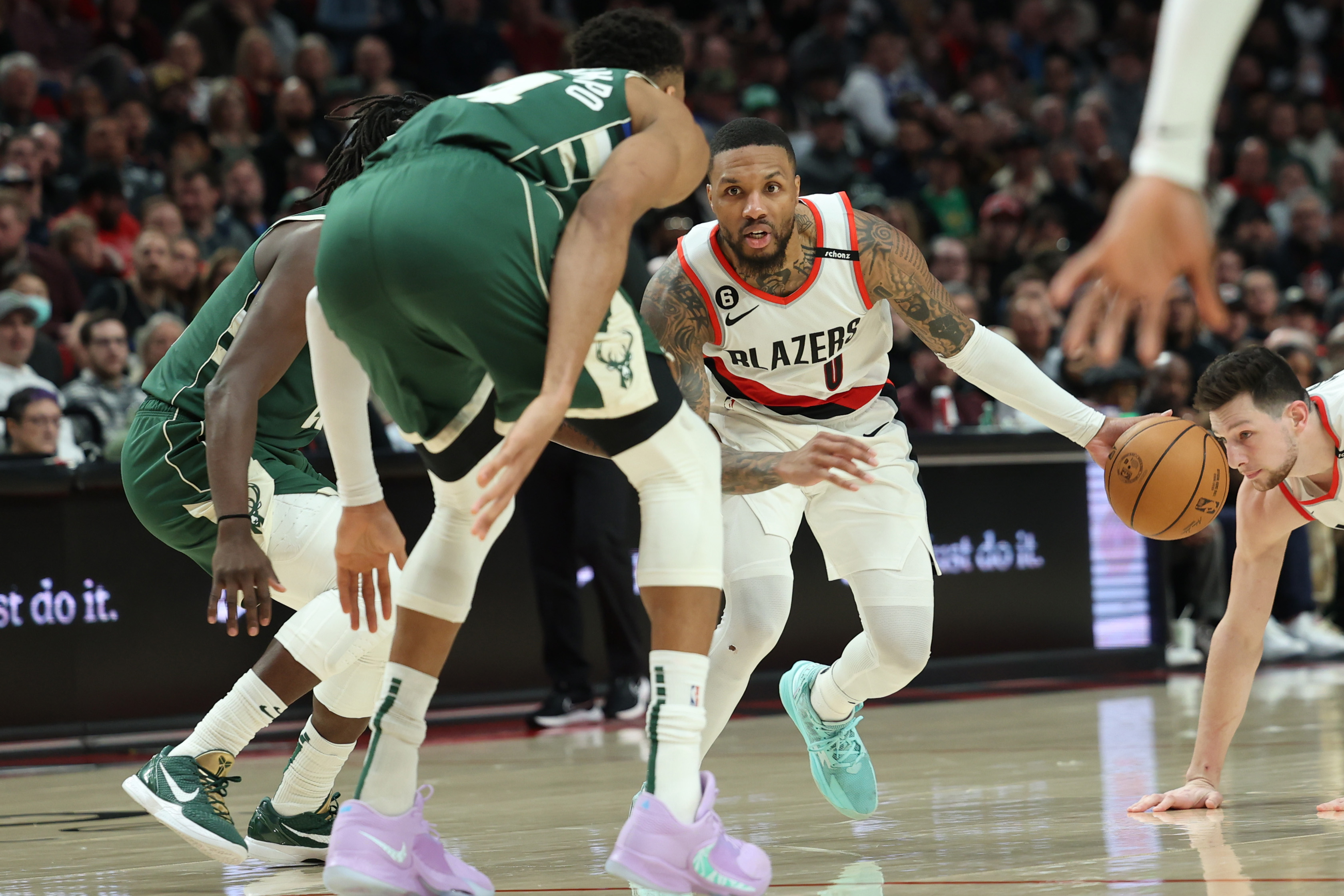 Damian Lillard asks Trail Blazers for trade to title contender