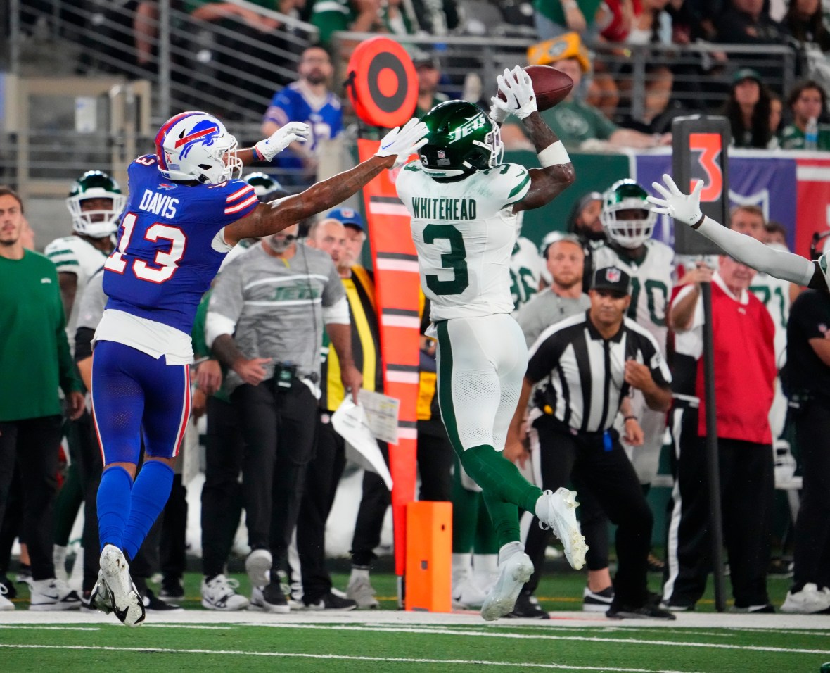 September 26, 2022, East Rutherford, New Jersey, USA: New York Jets safety  Jordan Whitehead (3) and teammates get ready during warm-up prior to  kickoff against the Cincinnati Bengals during a NFL game