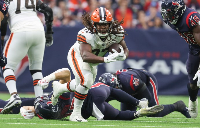 Browns sign Kareem Hunt after brutal Nick Chubb injury