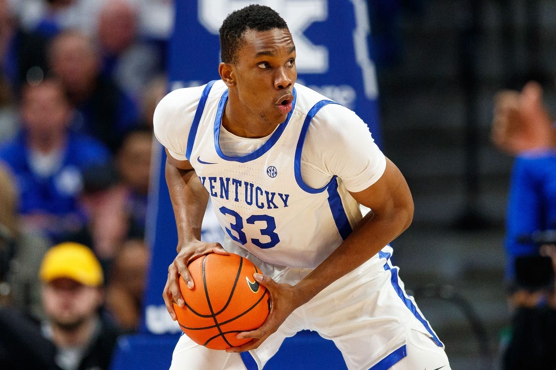 Nov 23, 2022; Lexington, Kentucky, USA; Kentucky Wildcats forward Ugonna Onyenso (33) handles the ball during the second half against the North Florida Ospreys at Rupp Arena at Central Bank Center. Mandatory Credit: Jordan Prather-USA TODAY Sports