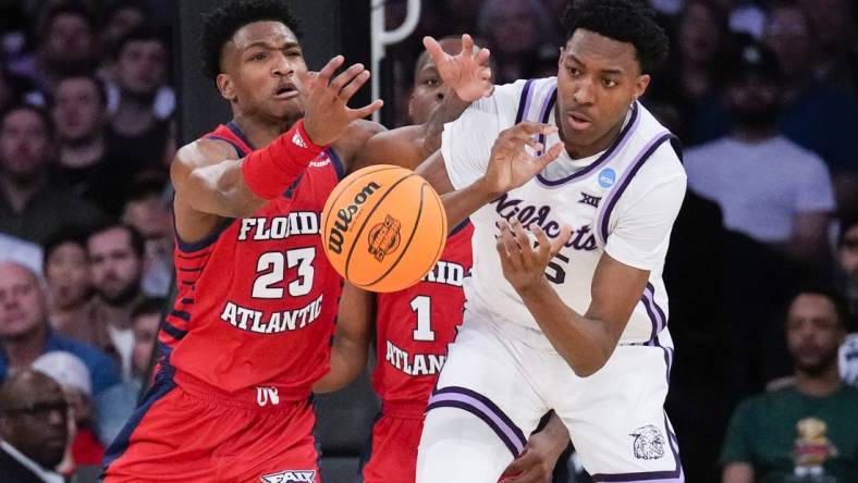 Mar 25, 2023; New York, NY, USA; Florida Atlantic Owls guard Brandon Weatherspoon (23) and Kansas State Wildcats forward Nae'Qwan Tomlin (35) fight for a loose ball during the first half of an NCAA tournament East Regional final at Madison Square Garden. Mandatory Credit: Robert Deutsch-USA TODAY Sports