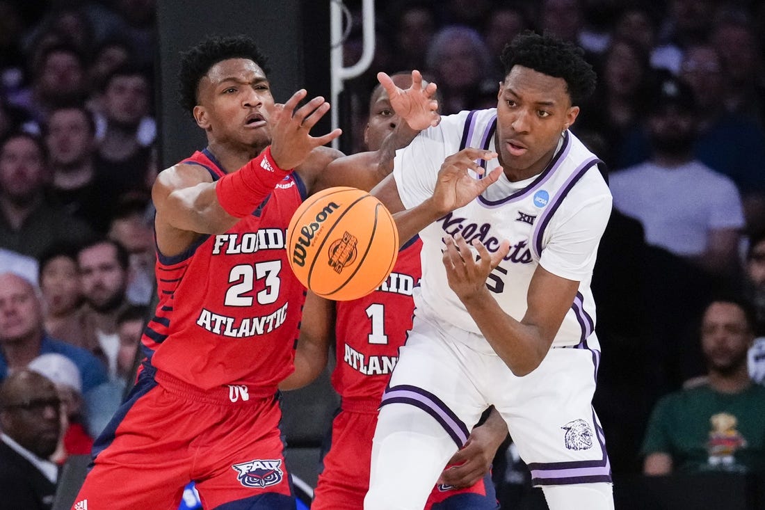 Mar 25, 2023; New York, NY, USA; Florida Atlantic Owls guard Brandon Weatherspoon (23) and Kansas State Wildcats forward Nae'Qwan Tomlin (35) fight for a loose ball during the first half of an NCAA tournament East Regional final at Madison Square Garden. Mandatory Credit: Robert Deutsch-USA TODAY Sports