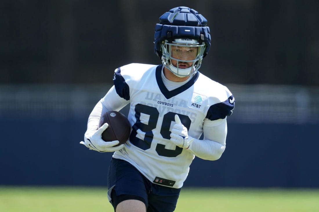 Jul 29, 2023; Oxnard, CA, USA; Dallas Cowboys tight end Peyton Hendershot (89) wears a Guardian helmet cap during training camp at the River Ridge Fields. Mandatory Credit: Kirby Lee-USA TODAY Sports