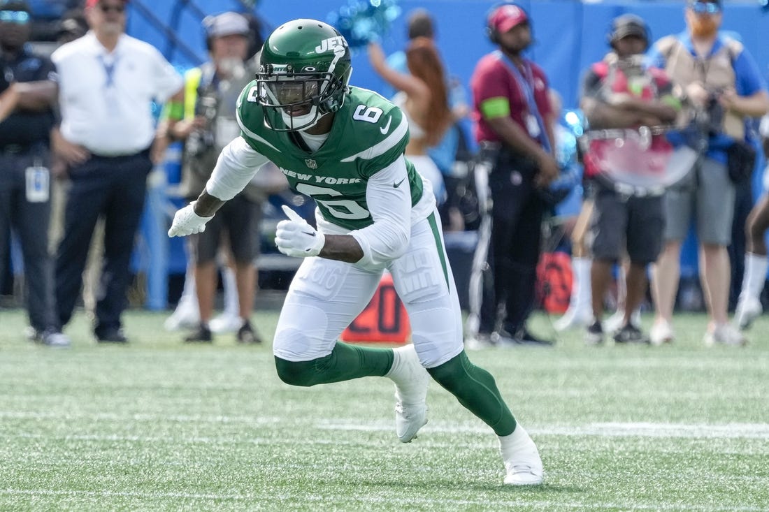 Aug 12, 2023; Charlotte, North Carolina, USA; New York Jets wide receiver Mecole Hardman Jr. (6) starts his route during the first quarter against the Carolina Panthers at Bank of America Stadium. Mandatory Credit: Jim Dedmon-USA TODAY Sports