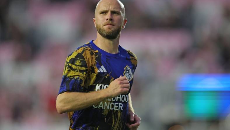 Sep 20, 2023; Fort Lauderdale, Florida, USA; Toronto FC midfielder Michael Bradley (4) before the game against  Inter Miami at DRV PNK Stadium. Mandatory Credit: Sam Navarro-USA TODAY Sports