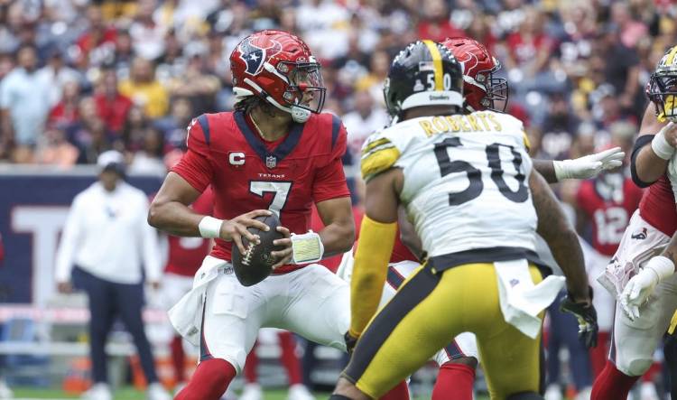 Texans down Steelers, who lose QB Kenny Pickett to knee injury
