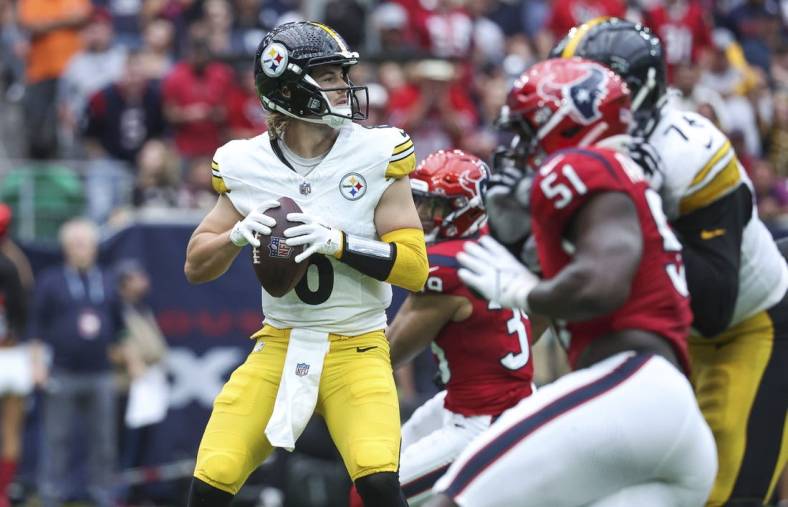 Oct 1, 2023; Houston, Texas, USA; Pittsburgh Steelers quarterback Kenny Pickett (8) looks for an open receiver during the second quarter against the Houston Texans at NRG Stadium. Mandatory Credit: Troy Taormina-USA TODAY Sports