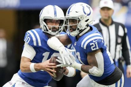 Oct 8, 2023; Indianapolis, Indiana, USA; Indianapolis Colts quarterback Gardner Minshew (10) fakes a hand off to Indianapolis Colts running back Zack Moss (21) on during a game against the Tennessee Titans at Lucas Oil Stadium . Mandatory Credit: Bob Scheer-USA TODAY Sports