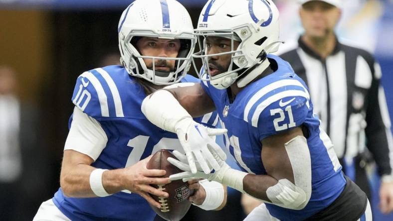 Oct 8, 2023; Indianapolis, Indiana, USA; Indianapolis Colts quarterback Gardner Minshew (10) fakes a hand off to Indianapolis Colts running back Zack Moss (21) on during a game against the Tennessee Titans at Lucas Oil Stadium . Mandatory Credit: Bob Scheer-USA TODAY Sports