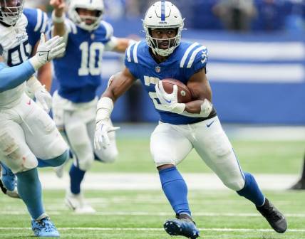 Indianapolis Colts running back Zack Moss (21) rushes the ball Sunday, Oct. 8, 2023, during a game against the Tennessee Titans at Lucas Oil Stadium in Indianapolis.