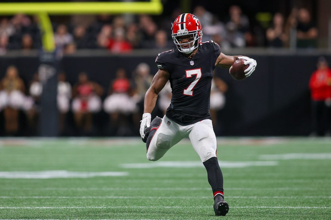 Oct 15, 2023; Atlanta, Georgia, USA; Atlanta Falcons running back Bijan Robinson (7) runs after a catch against the Washington Commanders in the second quarter at Mercedes-Benz Stadium. Mandatory Credit: Brett Davis-USA TODAY Sports