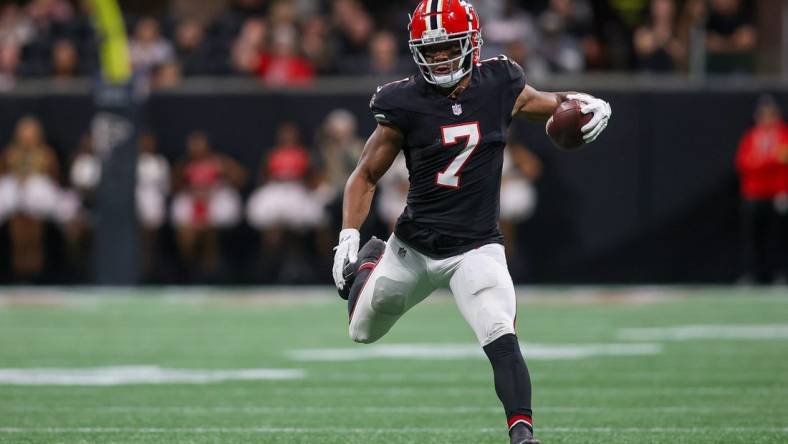 Oct 15, 2023; Atlanta, Georgia, USA; Atlanta Falcons running back Bijan Robinson (7) runs after a catch against the Washington Commanders in the second quarter at Mercedes-Benz Stadium. Mandatory Credit: Brett Davis-USA TODAY Sports