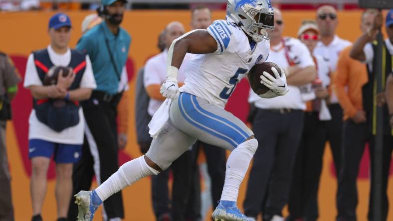 Oct 15, 2023; Tampa, Florida, USA;  Detroit Lions running back David Montgomery (5) runs with the ball against the Tampa Bay Buccaneers in the second quarter at Raymond James Stadium. Mandatory Credit: Nathan Ray Seebeck-USA TODAY Sports