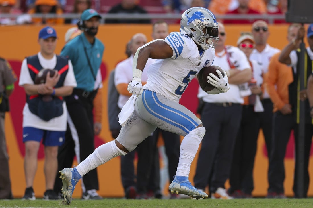 Oct 15, 2023; Tampa, Florida, USA;  Detroit Lions running back David Montgomery (5) runs with the ball against the Tampa Bay Buccaneers in the second quarter at Raymond James Stadium. Mandatory Credit: Nathan Ray Seebeck-USA TODAY Sports