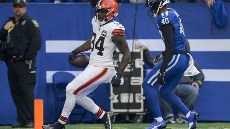 Oct 22, 2023; Indianapolis, Indiana, USA; Indianapolis Colts cornerback Jaylon Jones (40) chases after Cleveland Browns running back Jerome Ford (34) as he rushes for a touchdown during a game against the Cleveland Browns at Lucas Oil Stadium. Mandatory Credit: Bob Scheer-USA TODAY Sports