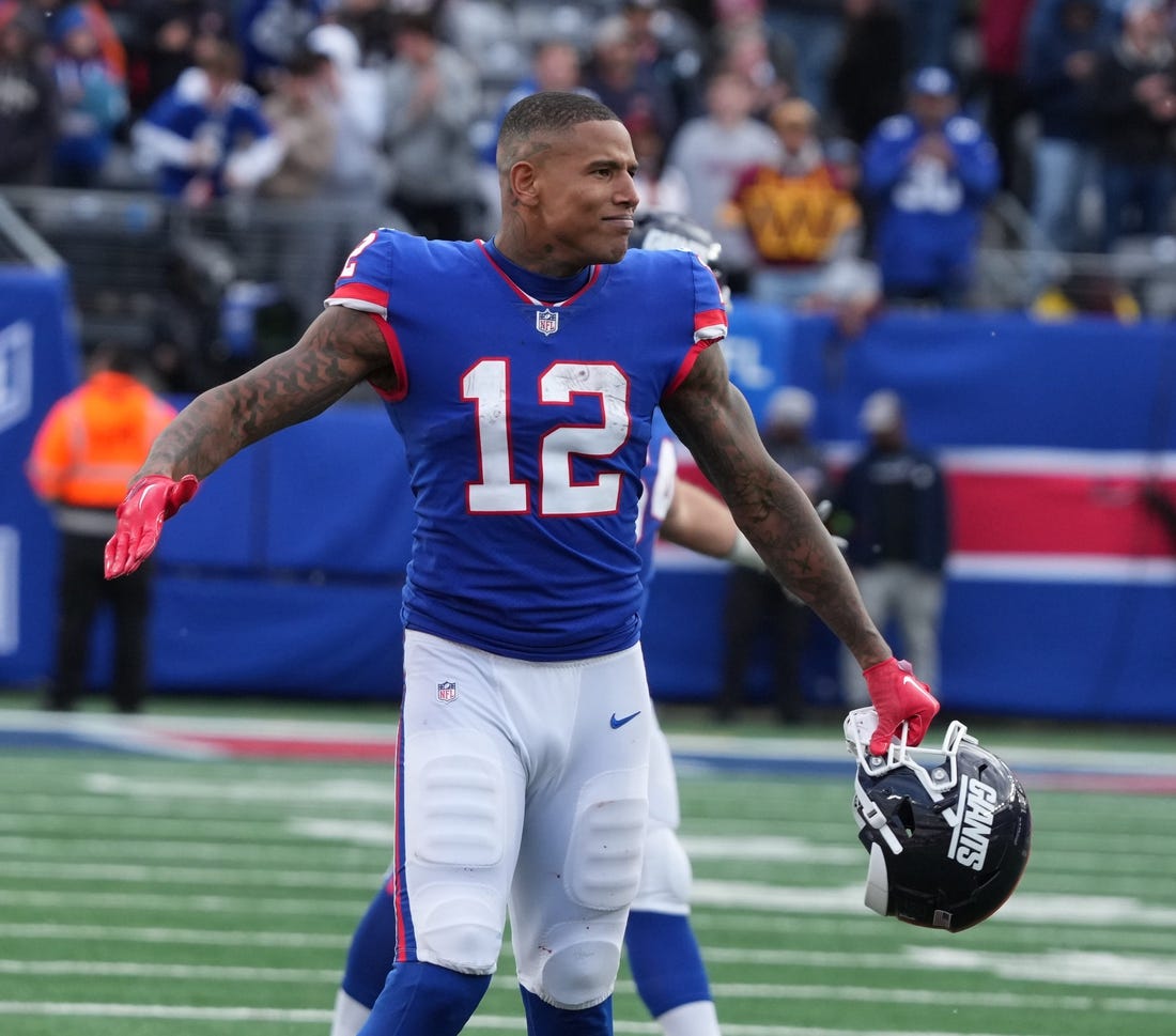 East Rutherford, NJ     October 22, 2023 -- Darren Waller of the Giants at the end of the game. The NY Giants host the Washington Commanders at MetLife Stadium in East Rutherford, NJ on October 22, 2023.