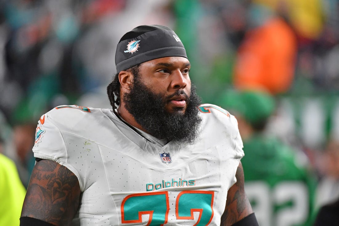 Oct 22, 2023; Philadelphia, Pennsylvania, USA; Miami Dolphins offensive tackle Isaiah Wynn (77) against the Philadelphia Eagles at Lincoln Financial Field. Mandatory Credit: Eric Hartline-USA TODAY Sports