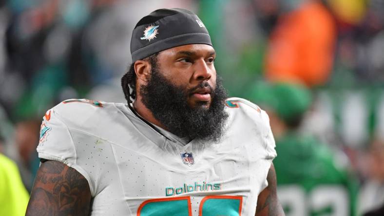 Oct 22, 2023; Philadelphia, Pennsylvania, USA; Miami Dolphins offensive tackle Isaiah Wynn (77) against the Philadelphia Eagles at Lincoln Financial Field. Mandatory Credit: Eric Hartline-USA TODAY Sports