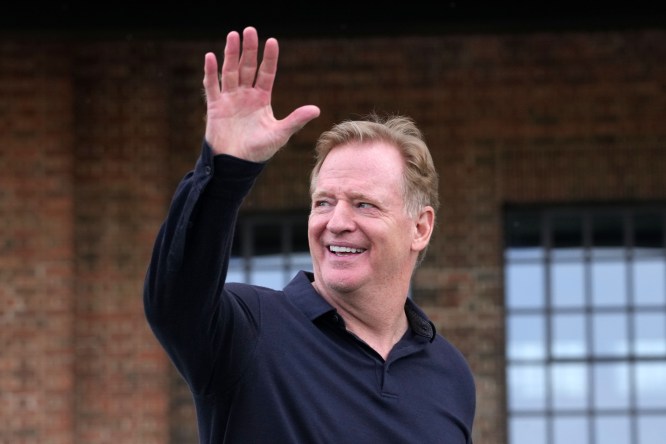 N.F.L. Extends Roger Goodell's Contract, Ending Weeks of Discord