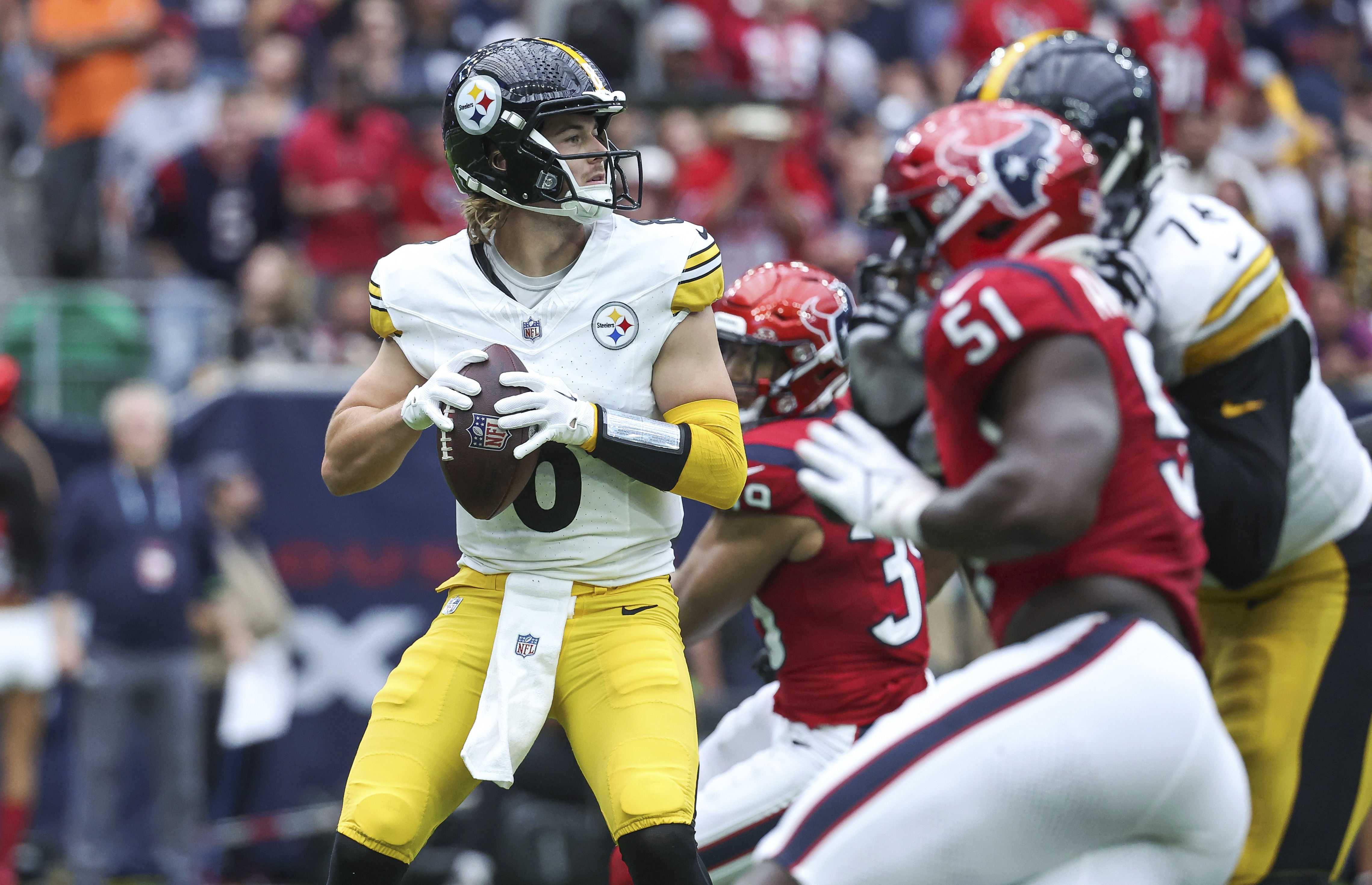 Pittsburgh Steelers QB Kenny Pickett ruled out with knee injury