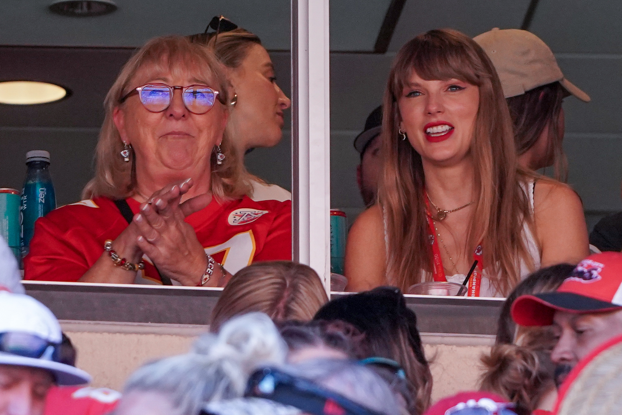 Travis Kelce jersey sales jump 400% after Taylor Swift attends game