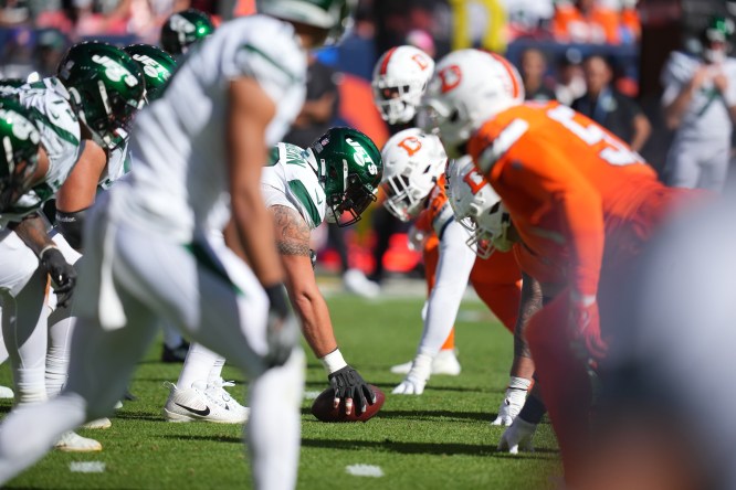 Broncos fans troll Nathaniel Hackett by counting down play clock