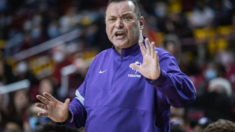 Head coach Billy Gillispie yells to players as the New Mexico State Aggies face off against the Tarleton State Texans at the Pan American Center in Las Cruces on Thursday, Jan. 13, 2022.

Nmsu Tsu 16