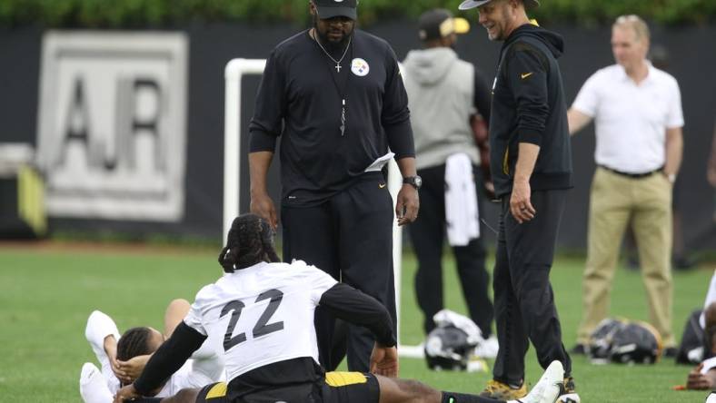 Pittsburgh Steelers head coach Mike Tomlin and offensive coordinator Matt Canada, who was fired Tuesday, pictured talking with running back Najee Harris (22) during organized team activities at UPMC Rooney Sports Complex. Mandatory Credit: Charles LeClaire-USA TODAY Sports