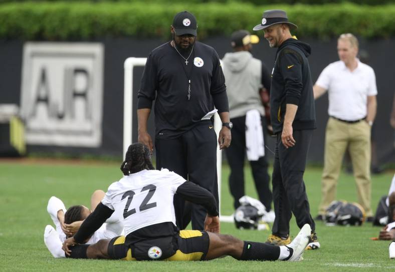 Pittsburgh Steelers head coach Mike Tomlin and offensive coordinator Matt Canada, who was fired Tuesday, pictured talking with running back Najee Harris (22) during organized team activities at UPMC Rooney Sports Complex. Mandatory Credit: Charles LeClaire-USA TODAY Sports