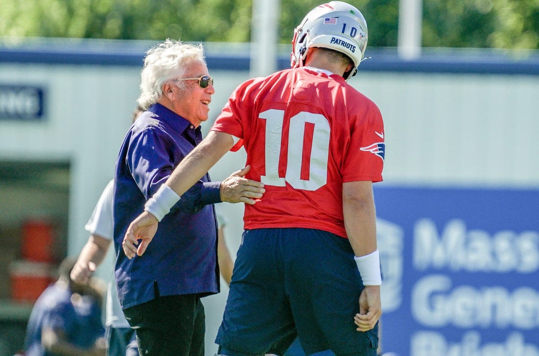 Robert Kraft greets his QB Mac Jones as practice starts.

Pats Camp 2