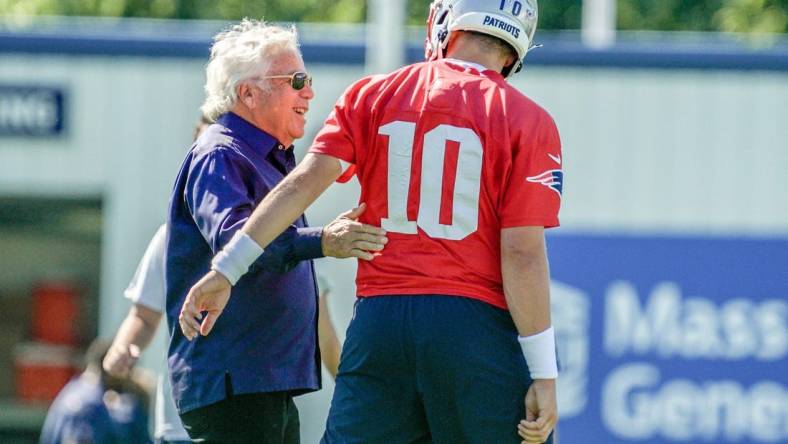 Robert Kraft greets his QB Mac Jones as practice starts.

Pats Camp 2