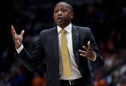 Missouri head coach Dennis Gates works with his team against the Tennessee during the first half of a SEC Men   s Basketball Tournament quarterfinal game at Bridgestone Arena in Nashville, Tenn., Friday, March 10, 2023.

Ut Mo G8 031023 An 007