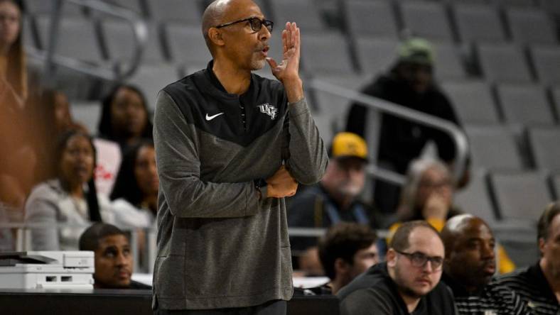 Mar 10, 2023; Fort Worth, TX, USA; UCF Knights head coach Johnny Dawkins talks to his players during the first half of the game against the Memphis Tigers at Dickies Arena. Mandatory Credit: Jerome Miron-USA TODAY Sports