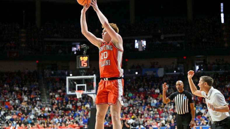 Mar 16, 2023; Des Moines, IA, USA; Illinois Fighting Illini guard Luke Goode (10) shoots the ball as Arkansas Razorbacks head coach Eric Musselman reacts during the first half at Wells Fargo Arena. Mandatory Credit: Jeffrey Becker-USA TODAY Sports