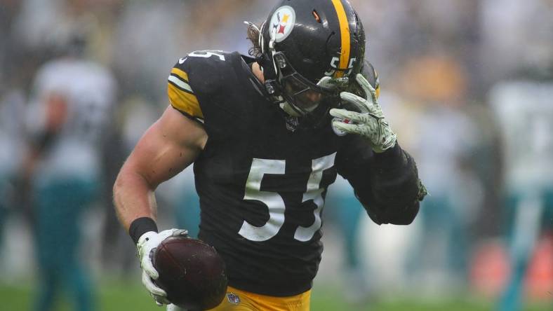 Pittsburgh Steelers Cole Holcomb pulls dirt out of his helmet after recovering a fumble during the first half against the Jacksonville Jaguars at Acrisure Stadium in Pittsburgh, PA on October 29, 2023.