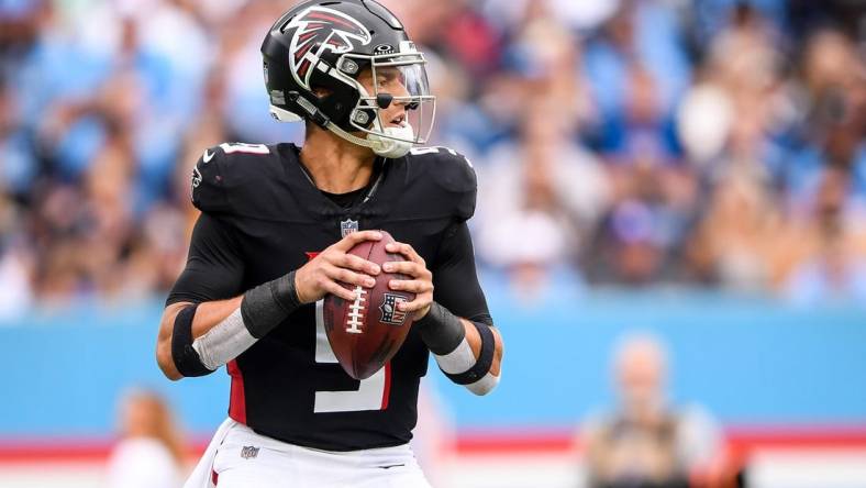 Oct 29, 2023; Nashville, Tennessee, USA;Atlanta Falcons quarterback Desmond Ridder (9) looks down field against the Tennessee Titans during the first half at Nissan Stadium. Mandatory Credit: Steve Roberts-USA TODAY Sports