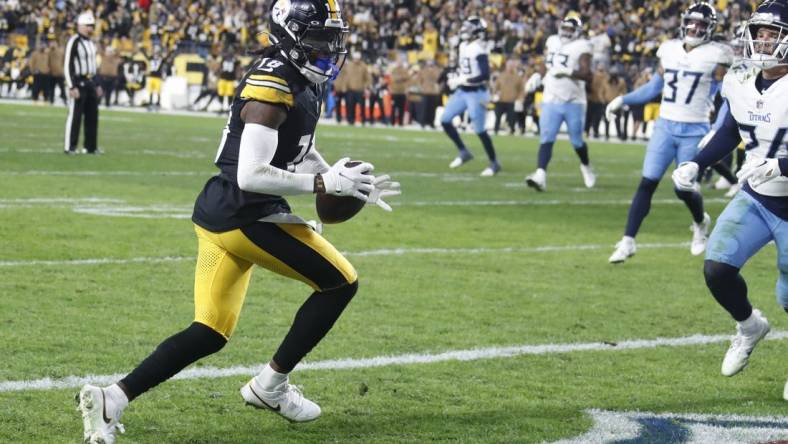 Nov 2, 2023; Pittsburgh, Pennsylvania, USA;  Pittsburgh Steelers wide receiver Diontae Johnson (18) makes the game winning touchdown against the Tennessee Titans during the fourth quarter at Acrisure Stadium. Pittsburgh won 20-16. Mandatory Credit: Charles LeClaire-USA TODAY Sports