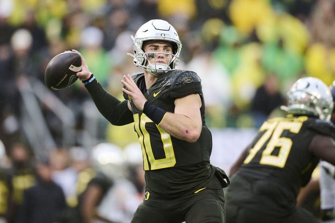 Nov 4, 2023; Eugene, Oregon, USA; Oregon Ducks quarterback Bo Nix (10) throws a pass during the second half against the California Golden Bears at Autzen Stadium. Mandatory Credit: Troy Wayrynen-USA TODAY Sports