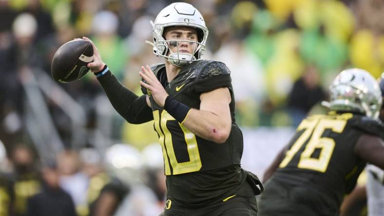 Nov 4, 2023; Eugene, Oregon, USA; Oregon Ducks quarterback Bo Nix (10) throws a pass during the second half against the California Golden Bears at Autzen Stadium. Mandatory Credit: Troy Wayrynen-USA TODAY Sports