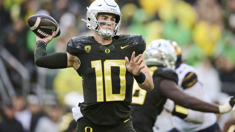 Nov 4, 2023; Eugene, Oregon, USA; Oregon Ducks quarterback Bo Nix (10) throws a pass during the second half against the California Golden Bears at Autzen Stadium. Mandatory Credit: Troy Wayrynen-USA TODAY Sports