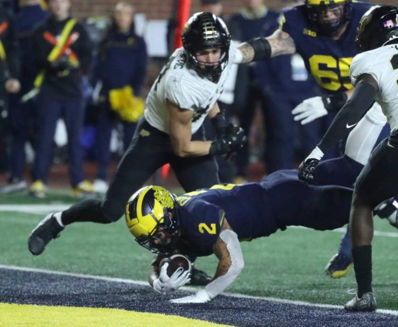 Michigan Wolverines running back Blake Corum (2) scores a touchdown against the Purdue Boilermakers during the first half at Michigan Stadium, Saturday, Nov. 4, 2023.